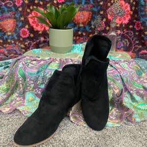 Sleek Black Ankle Boots with Suede Finish
